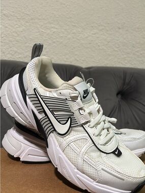 Nike White and Black Wave-Detail Training Sneakers